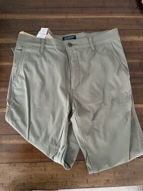 Levi's Men's Olive Green Chino Tapered Pants